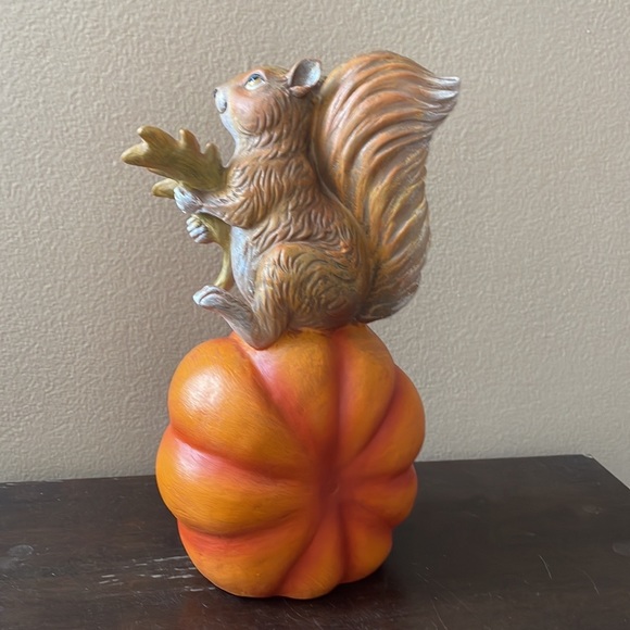 Fall Home Decor Pumpkin Figurine Squirrel Tabletop New - Picture 5 of 6